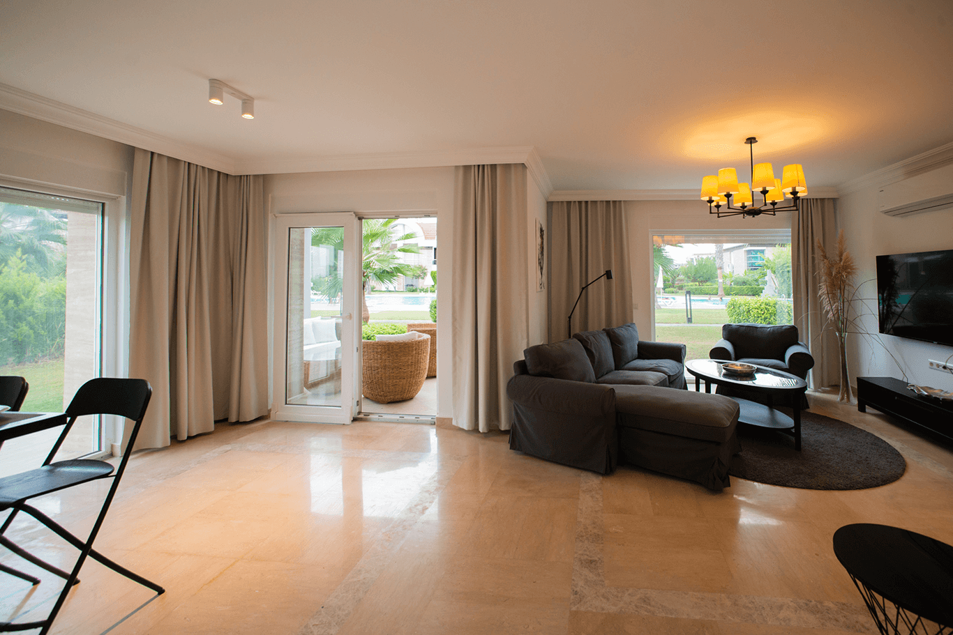 Pearl luxury villa with TV room